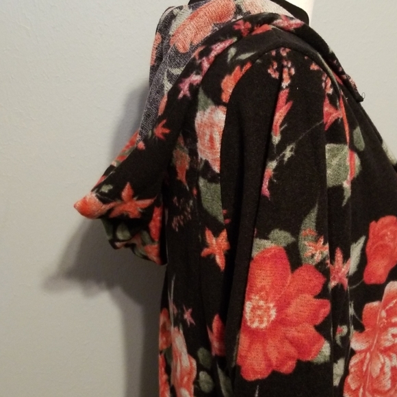 - Black and Red Floral jacket w hood - Picture 6 of 7